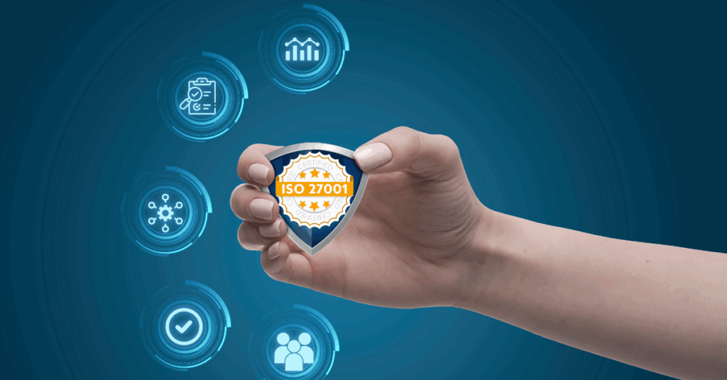Mano sosteniendo un escudo que representa la certificación ISO 27001, rodeado de íconos tecnológicos sobre un fondo azul digital.